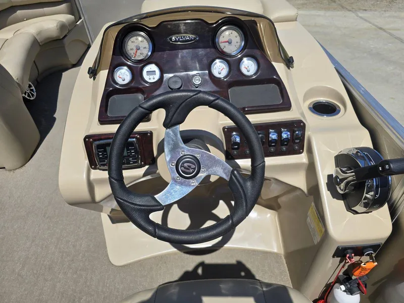 Slide: The Image of Dashboard of a 2015 Sylvan Mirage 8522 pontoon boat. - 15