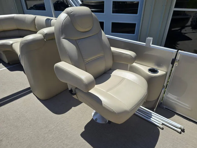 Slide: The Image of Comfortable seating on Sylvan Mirage 8522 pontoon boat, year 2015. - 17