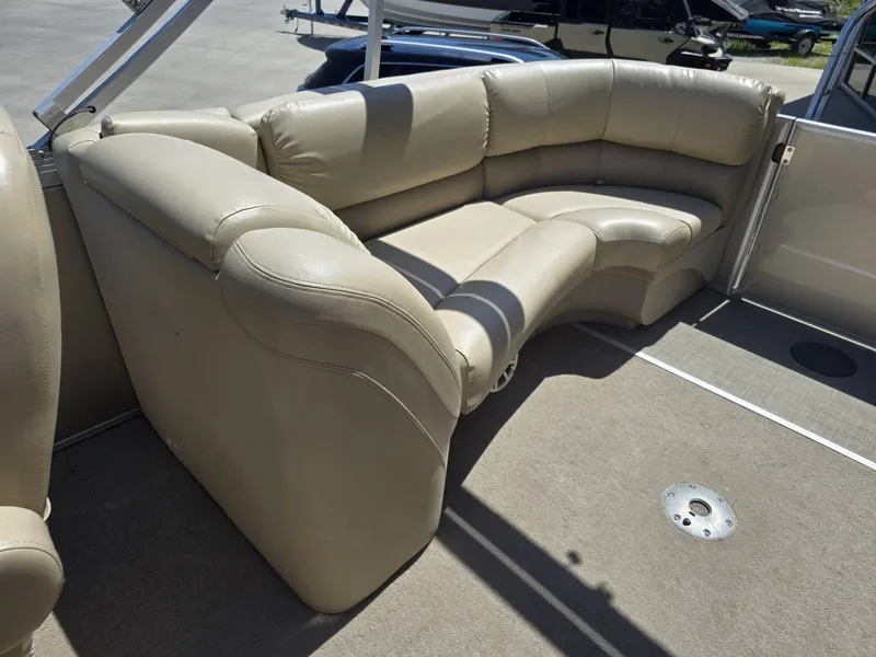 Slide: The Image of Interior of a 2015 Sylvan Mirage 8522 pontoon boat with beige leather seating. - 18