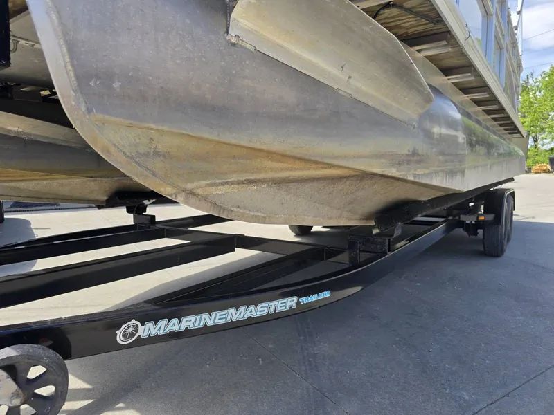 Slide: The Image of Sylvan Mirage 8522 pontoon boat on Marinemaster trailer, 2015 model. - 25