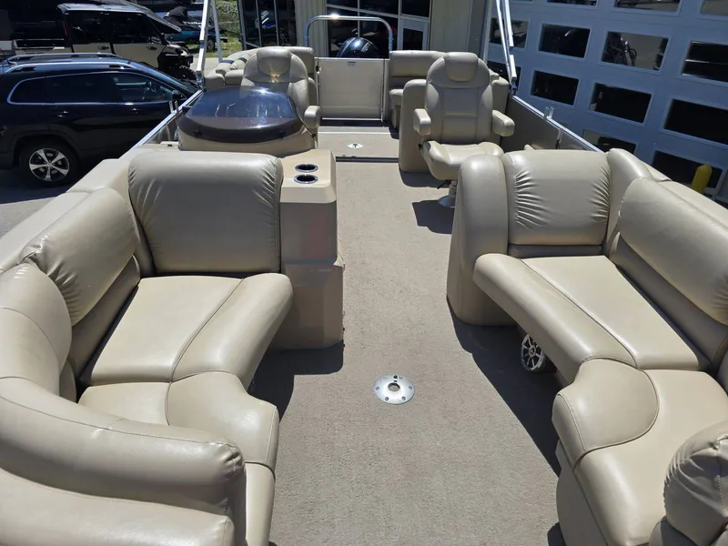 Slide: The Image of Interior of a 2015 Sylvan Mirage 8522 pontoon boat. - 9