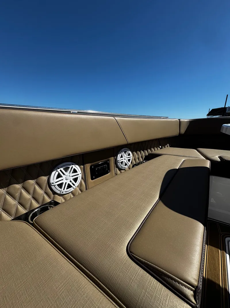 Slide: The Image of Monterey 385SS Super Sport 2026 - 6