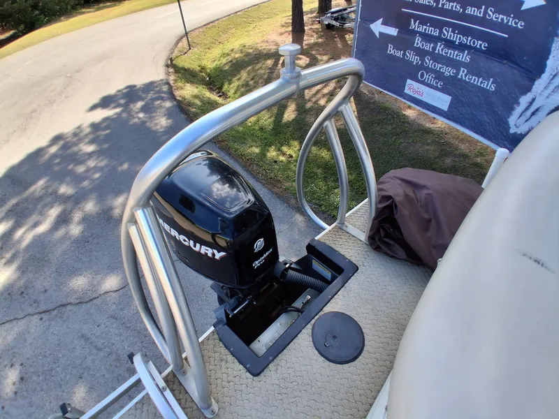 Slide: The Image of Sun Tracker Party Barge 25XP3 2009 - 15