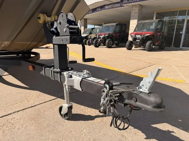 Slide: The Image of Tracker Grizzly 1648 SC 2022 - 3