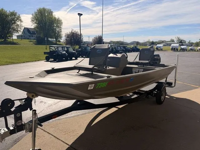 Slide: The Image of Tracker Grizzly 1648 SC 2022 - 4