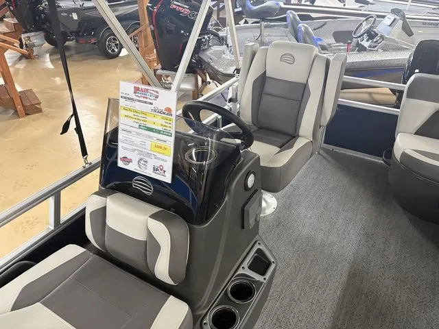 Slide: The Image of Sun Tracker Bass Buggy 16 XL 2026 - 11