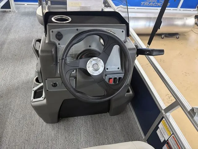 Slide: The Image of Sun Tracker Bass Buggy 16 XL 2026 - 18