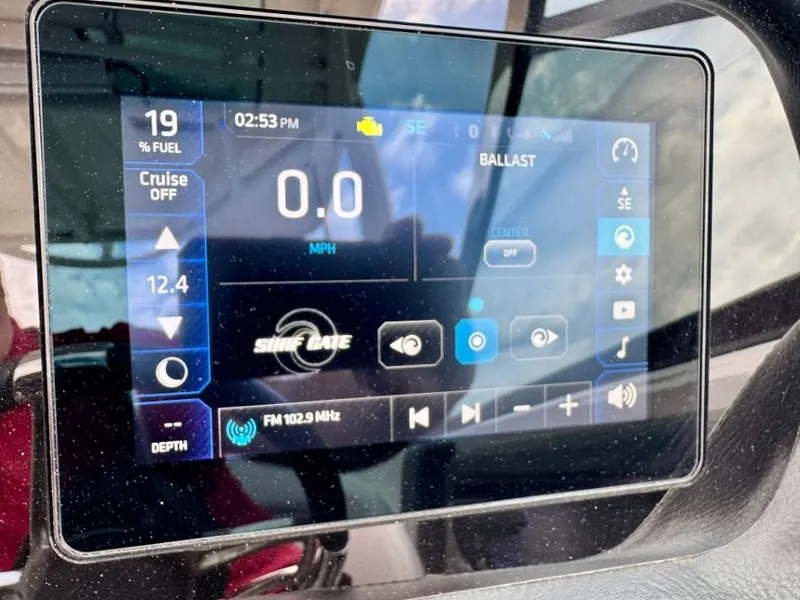 Slide: The Image of Chaparral 30 Surf 2021 boat display showing speed and fuel level. - 14