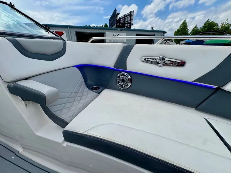 Slide: The Image of Interior of 2021 Chaparral 30 Surf with stylish design. - 36