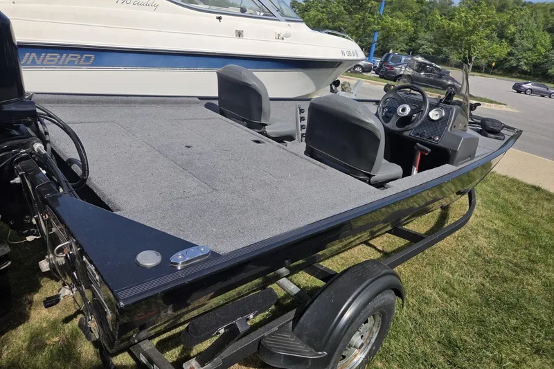 Slide: The Image of 2024 TRACKER MARINE CLASSIC XL boat on trailer, parked outdoors. - 8