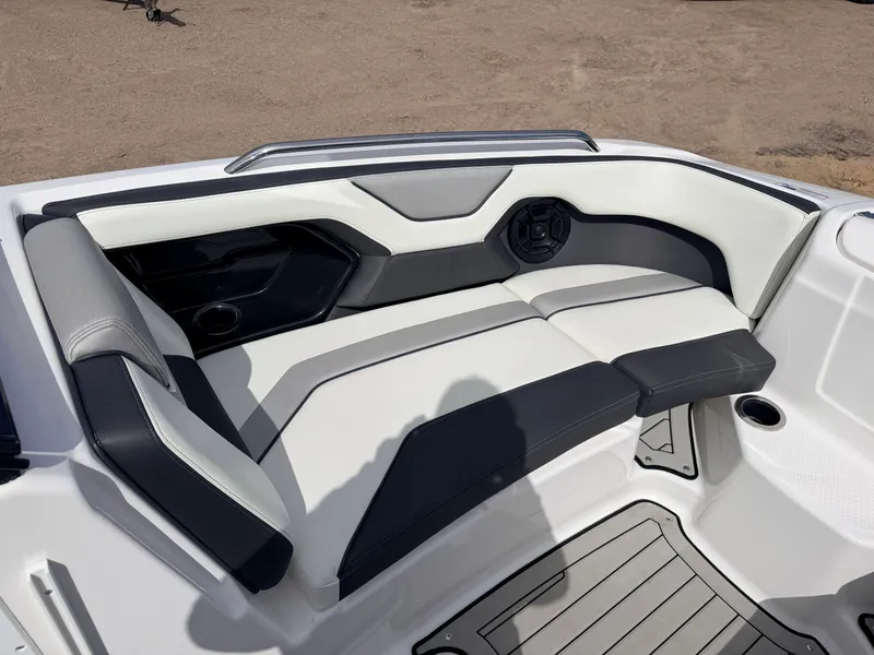 Slide: The Image of Yamaha 212S Jet Boat 2020, luxurious seating, white and black, 320HP. - 13