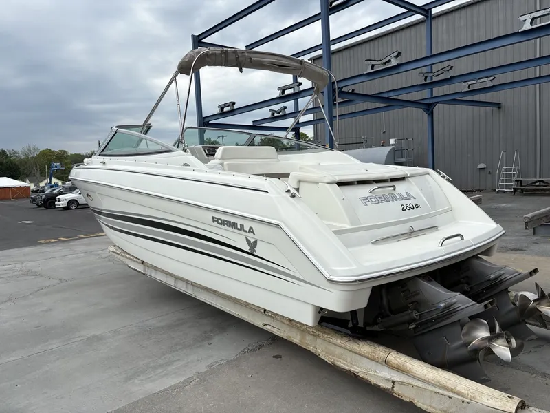 Slide: The Image of 2004 Formula 280 Bow Rider boat on a trailer. - 22