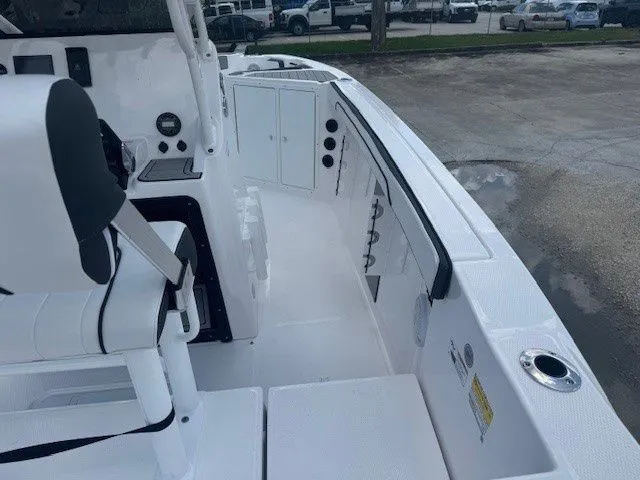 Slide: The Image of Interior view of Yamaha Boats 222 FSH Sport 2025, white interior. - 6
