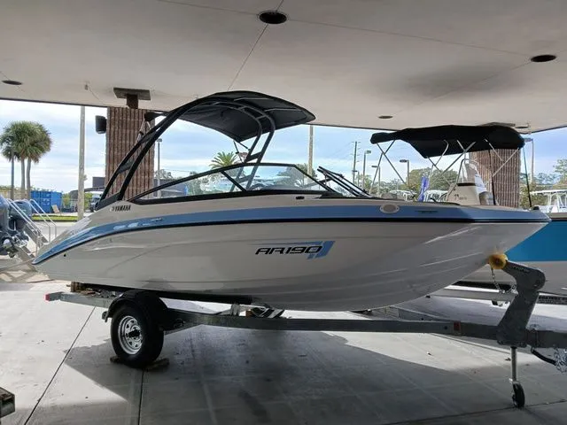 Slide: The Image of 2026 Yamaha AR190 boat on trailer in showroom. - 35