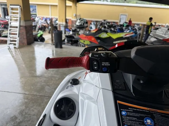Slide: The Image of Yamaha WaveRunner VX Limited HO 2022 in showroom. - 15