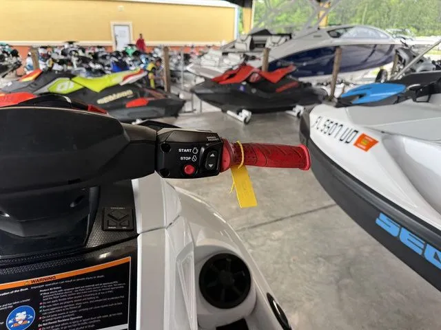 Slide: The Image of Yamaha WaveRunner VX Limited HO 2022 in showroom. - 17
