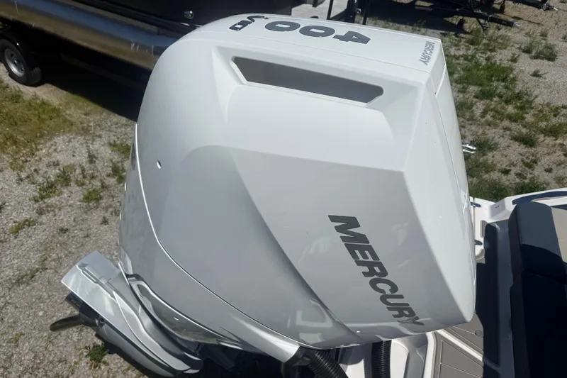 Slide: The Image of Outboard motor on 2025 Monterey Elite 27 OB boat, featuring Mercury branding. - 18