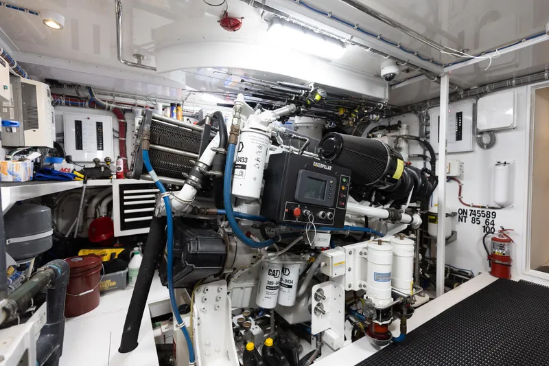 Slide: The Image of Hatteras 80 Motor Yacht 2014 - 70
