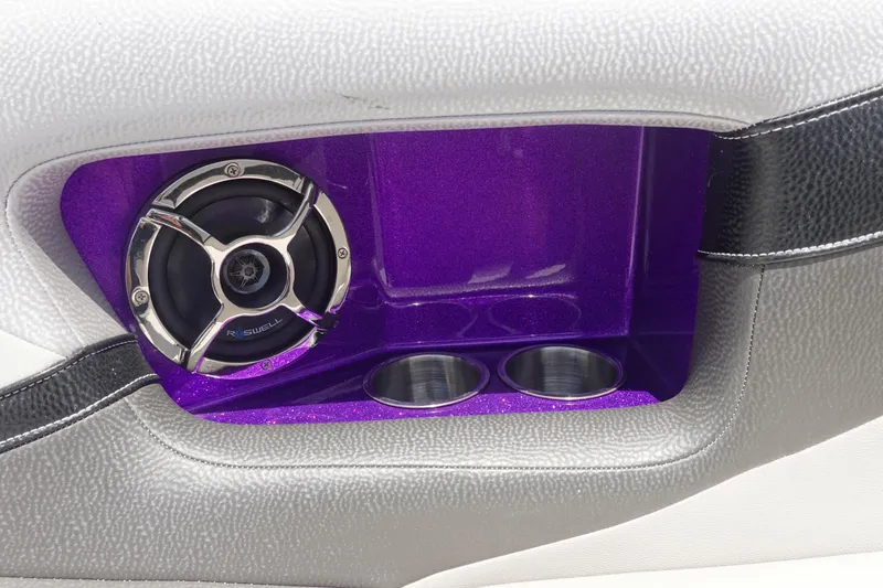 Slide: The Image of Speaker and cup holders in 2016 Centurion Enzo FS33 boat interior. - 28