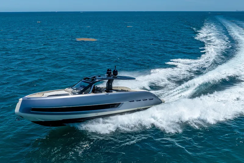 Slide: The Image of 2024 Invictus 460 yacht cruising on open sea, creating dynamic water trails. - 22