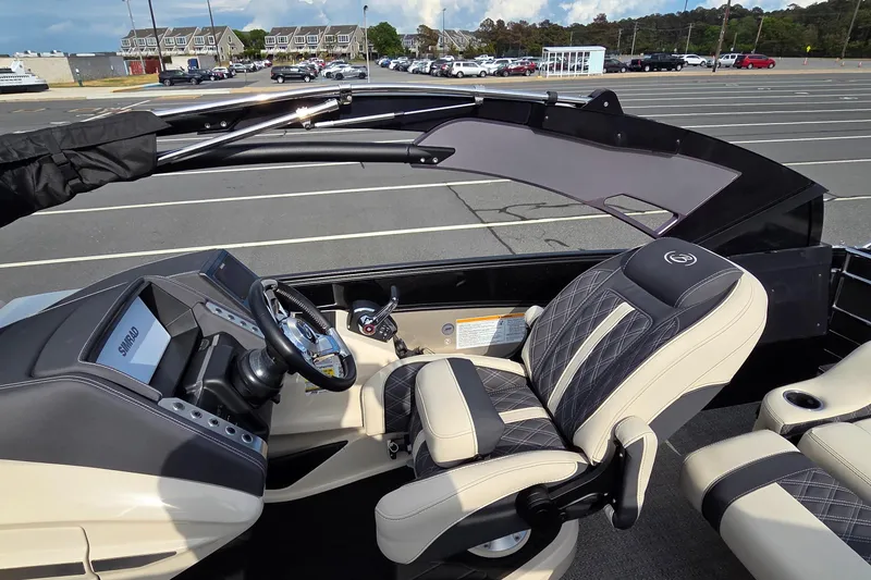 Slide: The Image of Interior of 2025 Barletta Lusso 25UCA boat with luxurious seating and modern dashboard. - 17