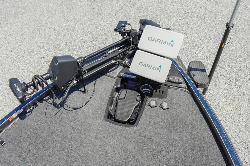 Slide: The Image of 2025 Ranger Z520 boat deck with Garmin electronics and trolling motor. - 22