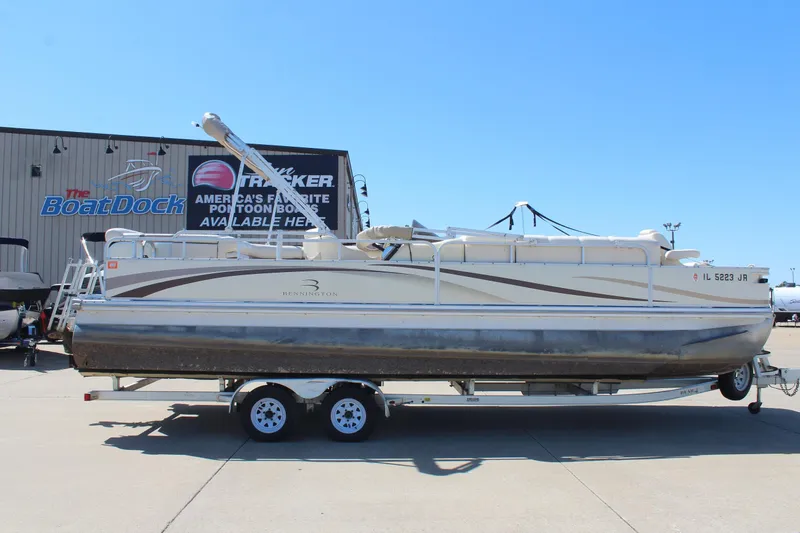 The Image of 2002 Bennington 2575FS pontoon boat on trailer at dealership. - 0