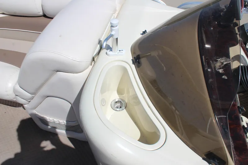 Slide: The Image of 2002 Bennington 2575FS boat interior with sink and seating area. - 25