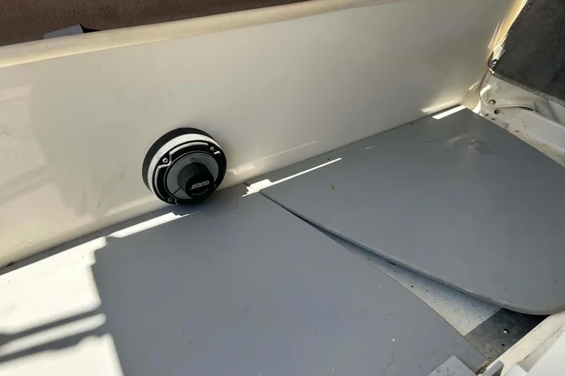 Slide: The Image of Interior of a 2001 Sea Ray 260 Bow Rider boat, featuring a control knob. - 15