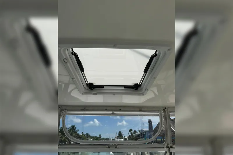 Slide: The Image of 2006 Luhrs 28 Open boat hatch with clear sky view. - 11