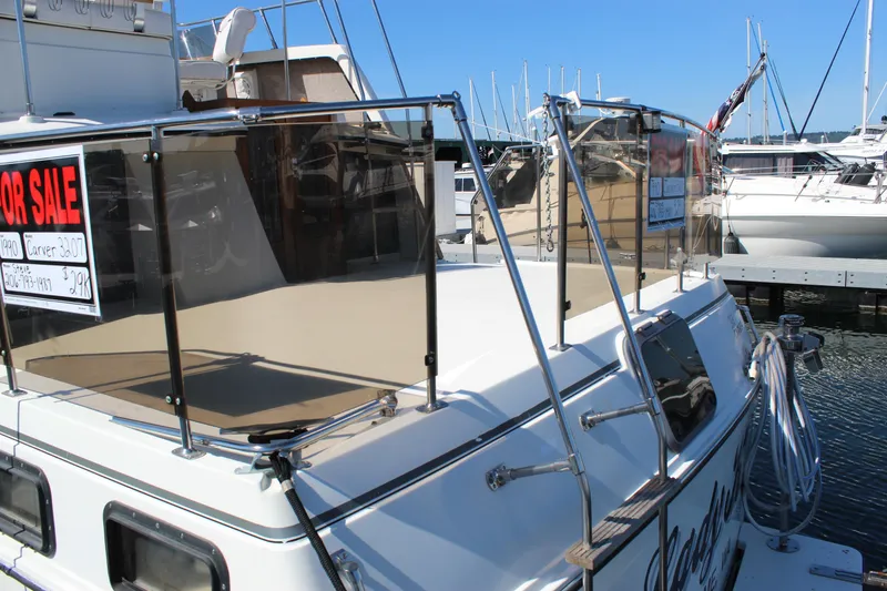 Slide: The Image of 1990 Carver 3207 Aft Cabin Motor Yacht for sale at marina. - 9