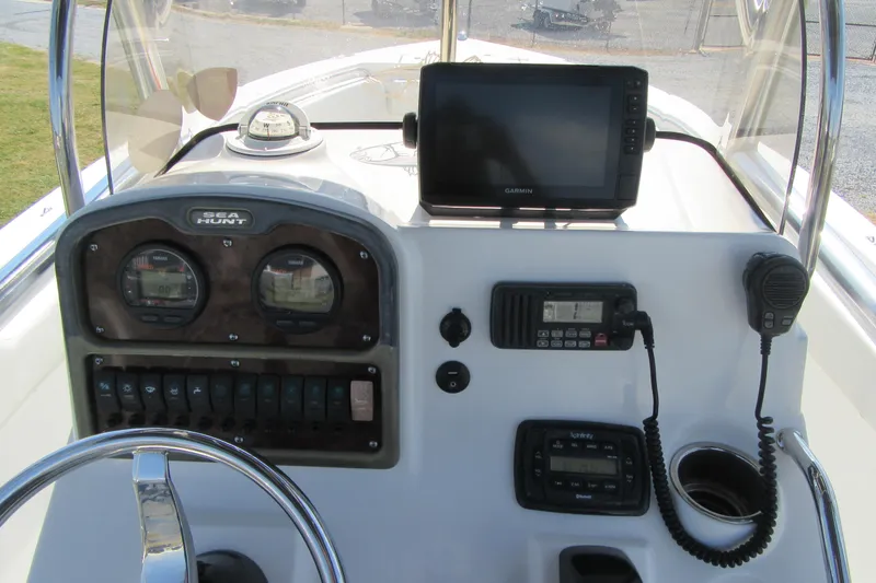 Slide: The Image of Control panel of a 2013 Sea Hunt Ultra 211 boat with navigation equipment. - 21