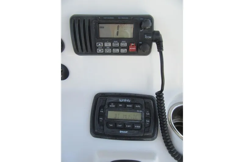 Slide: The Image of VHF marine radio and Infinity audio system on 2013 Sea Hunt Ultra 211 boat. - 23