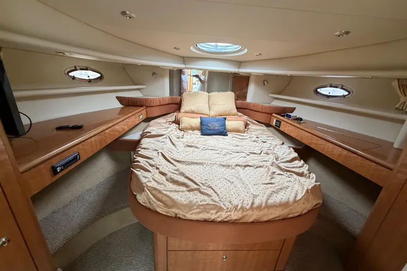 Slide: The Image of Luxurious cabin interior of 2001 Maxum 4600 SCB Limited Edition yacht. - 35