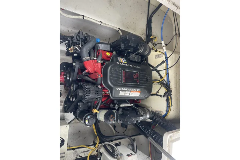 Slide: The Image of Volvo Penta engine in 2009 Four Winns V258 boat, detailed view. - 41