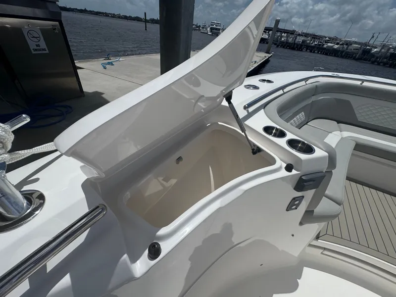 Slide: The Image of Scout 330 LXF 2021 - 25