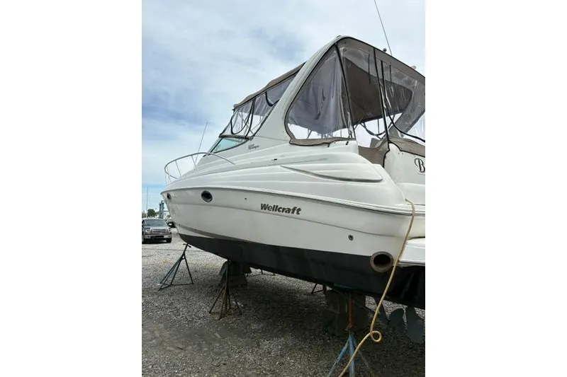 Slide: The Image of 2001 Wellcraft 3300 Martinique boat on stands, side view. - 17