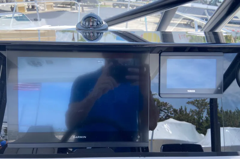 Slide: The Image of Dashboard of 2026 Jeanneau Leader 9.0 WA Series 2 with Garmin and Yamaha displays. - 19