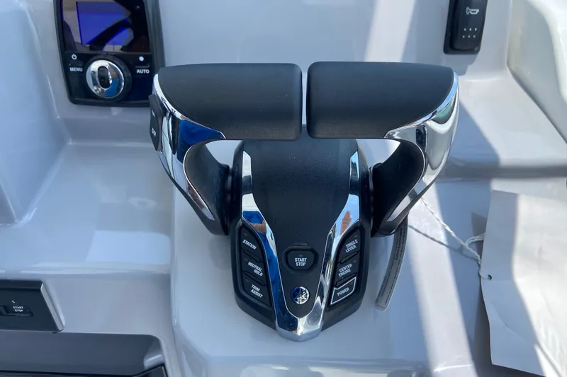 Slide: The Image of Throttle controls of the 2026 Jeanneau Leader 9.0 WA Series 2 boat. - 22