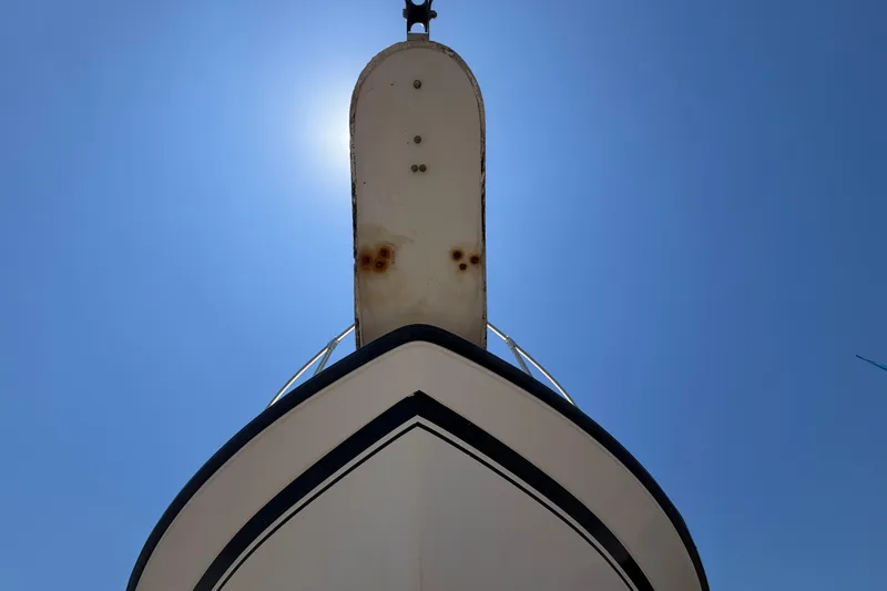 Slide: The Image of Bow view of 1994 Grady-White Sailfish 272 against clear blue sky. - 10