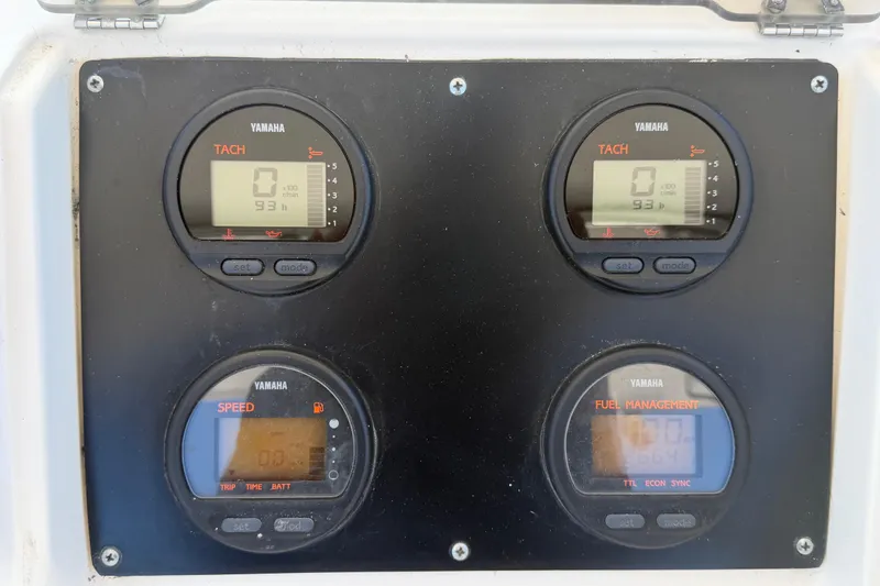 Slide: The Image of Yamaha gauges on 1994 Grady-White Sailfish 272, displaying tachometer, speed, and fuel management. - 31