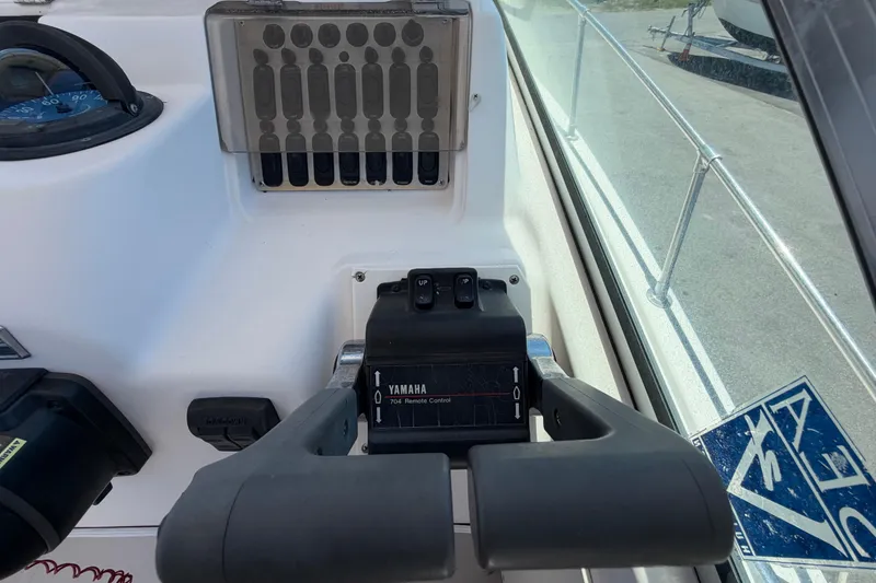 Slide: The Image of 1994 Grady-White Sailfish 272 boat controls with Yamaha 704 remote control system. - 33