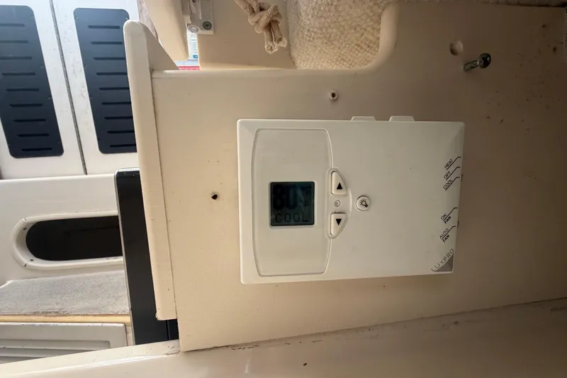 Slide: The Image of Thermostat on 1994 Grady-White Sailfish 272 boat, displaying 80°F and set to cool mode. - 61