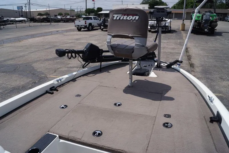 Slide: The Image of 2004 Triton Tr-196 DC fishing boat with trolling motor and swivel seat on deck. - 8