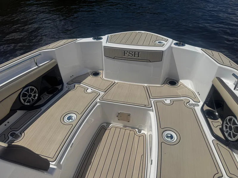 Slide: The Image of 2023 Yamaha Boats 255 FSH Sport E deck with sleek design and premium features. - 11