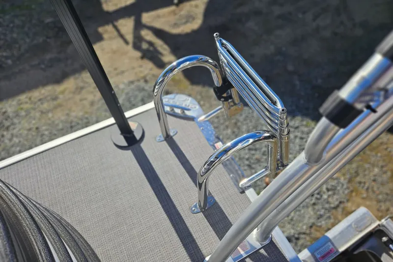 Slide: The Image of Crest 220 DLX 2021 boat with stainless steel ladder and deck. - 21