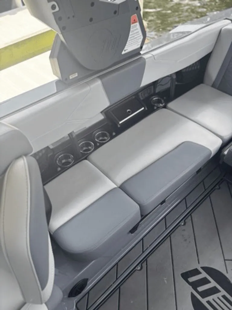 Slide: The Image of Malibu Wakesetter 23 LSV 2024 - 12