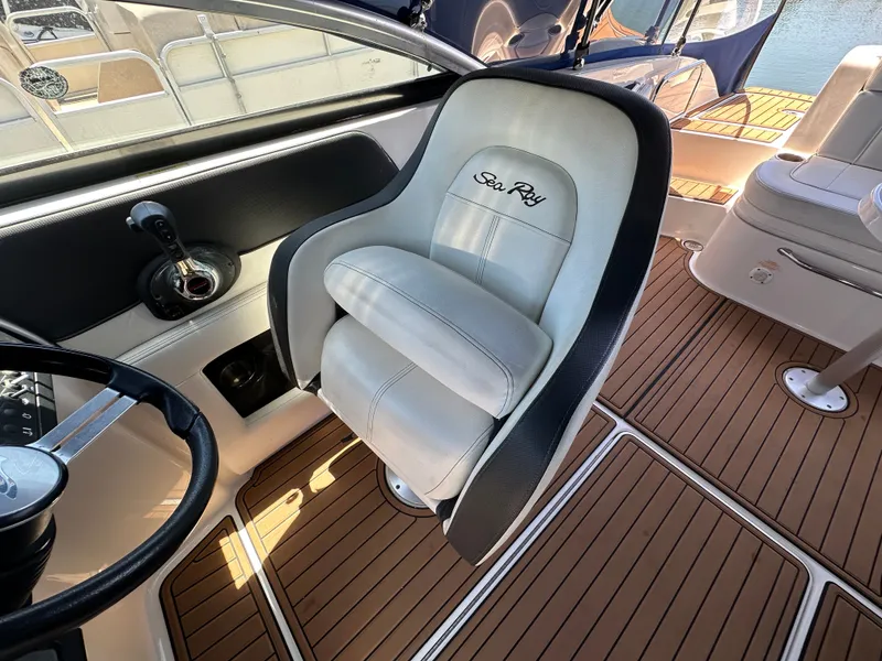 Slide: The Image of Interior of a 2014 Sea Ray 260 Sundeck with captain's chair. - 17