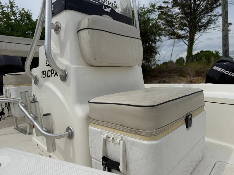 Slide: The Image of 2017 Mako Skiff 19 CPX boat with seating and console. - 11
