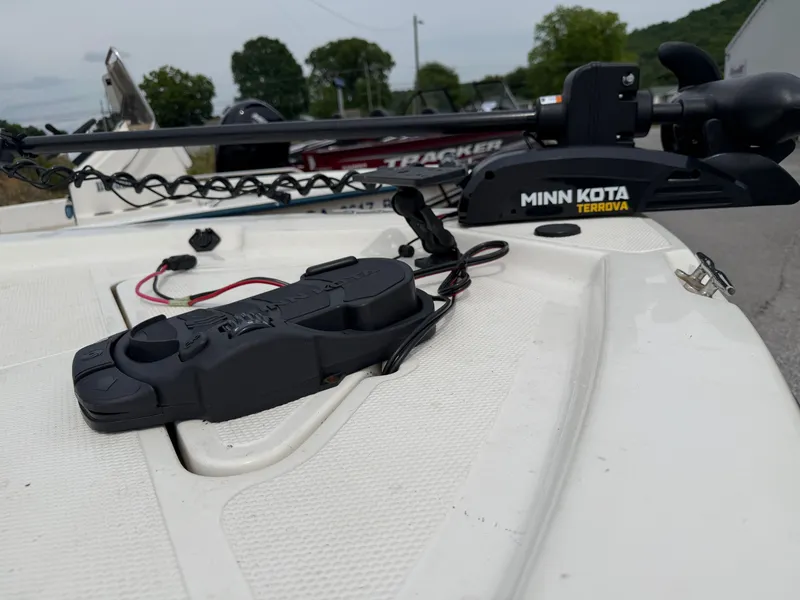 Slide: The Image of Minn Kota Terrova on 2017 Mako Skiff 19 CPX. - 13